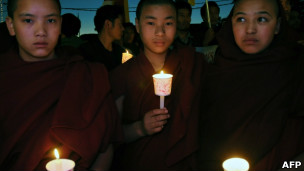 راهبان بودایی تبت با خودسوزی علیه سیاست های دولت چین در تبت اعتراض می‌کنند.