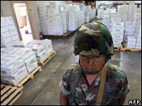 Policial guarda cédulas em Manágua