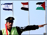 پرچمهای اسرائيل، فلسطين و مصر در شرم الشيخ، محل برگزاری نشست