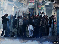 Cảnh sát cản người biểu tình