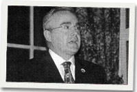 Y darlledwr Huw Edwards yn annerch yn y cinio Gŵyl Ddewi