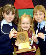 (o'r chwith i'r dde) Jasmine o Ysgol Gynradd Llanidloes - cyntaf; Laura o Ysgol Gynradd Cynlais - ail; a Stevie o Ysgol Penybryn - Llefaru unigol i ddysgwyr.