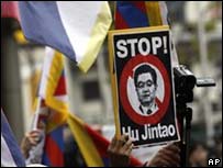 Manifestante exibe cartaz anti-China em Tóquio