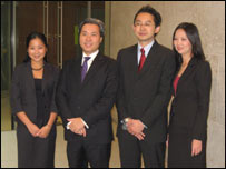 Tổng giám đốc Don Lâm thứ hai từ trái, và giám đốc quỹ William Lean, cùng hai thư ký của VinaCapital 