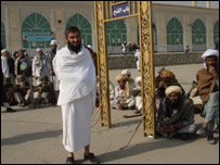 يو تن افغان حاجي په احرام کې