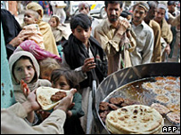 مردم در پاکستان برای غذا صف کشیده اند