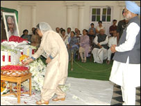 नारायणन को श्रद्धांजलि अर्पित करते प्रधानमंत्री मनमोहन सिंह