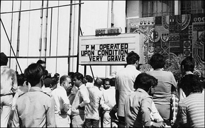 Warga menunggu berita keadaan Gandhi