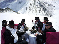 O grupo de alpinistas na montanha Lhakpa Ri, no Tibet