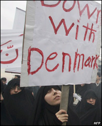 Manifestantes queimam bandeira da Dinamarca em Teerã