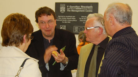 Aled Jones yn sgwrsio gyda June Jones a Geraint Lloyd Owen o Wasg y Bwthyn a Derec Llwyd Morgan un o'r beirniaid