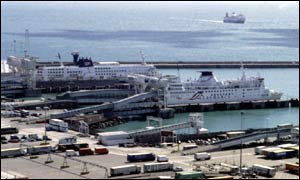 Na základě opatření na prevenci proti teroristickým činům byli zatčeni tři muži