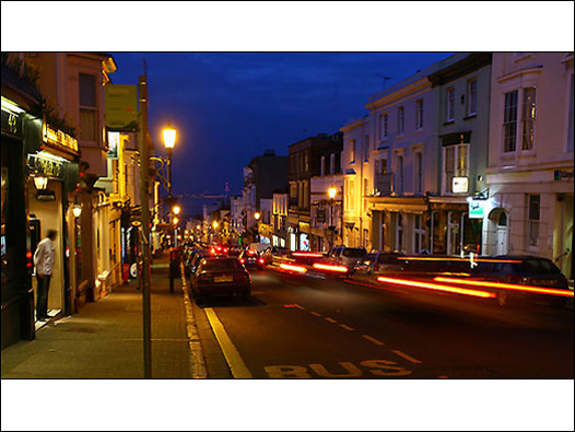 由于接近英格兰的朴次茅斯港,怀特岛的夜生活也受益于对岸的游客。