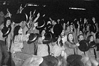 Corws y pantomeim yn ystod y perfformiad.