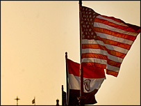 भारत और अमरीका के झंडे