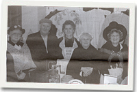 Llun o aelodau'r gymdeithas hŷn yn eu hen wisgoedd.