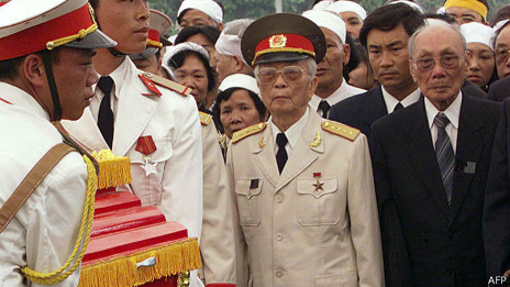 Tướng Giáp tại lễ tang ông Phạm Văn Đồng