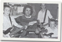 Alex gyda rhai o'r plant sy'n derbyn gwersi gitar - Aron, Edward a Bedwyr