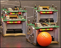 Robôs disputam partida no campeonato inglês de futebol da categoria.