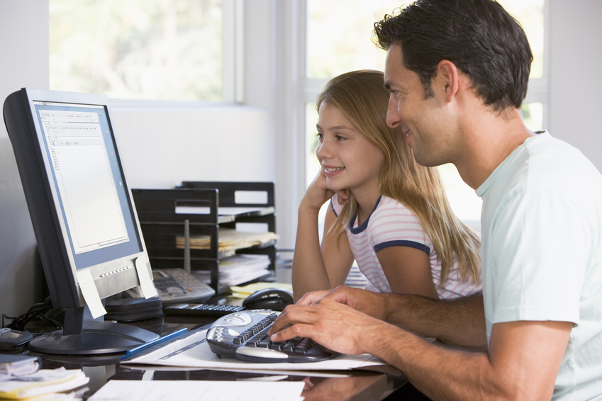 man and girl in home office with computer smiling @ Monkey Business - Fotolia