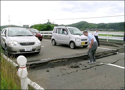 Một đoạn đường bị hỏng tai làng Kariwa, tỉnh Niigata.
