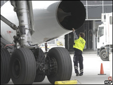 Técnico examina un avión