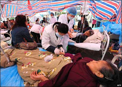 Những người bị thương được điều trị tại bệnh viện dã chiến tại Đô Giang Yển, tỉnh Tứ Xuyên (hình chụp ngày 15/05/08)