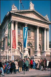 Visitantes fazem fila à entrada da galeria Tate Britain, em Londres 
