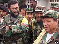 O líder das Farc, Alfonso Cano (E), ao lado de Manuel Marulanda (D), morto em março (foto que arquivo)
