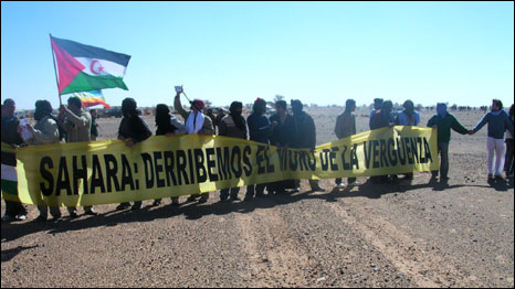 Manifestación junto al muro