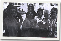 Rhai o griw '67 yn mwynhau cwmni ei gilydd unwaith eto.