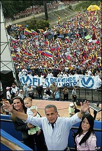 Manuel Rosales com a família