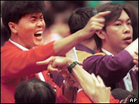 Nhân viên giao dịch trên sàn chứng khoán Singapore