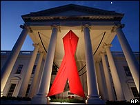 Một biểu tượng HIV/Aids được treo ở Nhà Trắng 