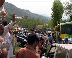 मुज़फ़्फ़राबाद से चली बस