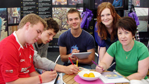 Caryl a chriw o sgrifenwyr