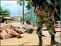 Soldado no local da explosão