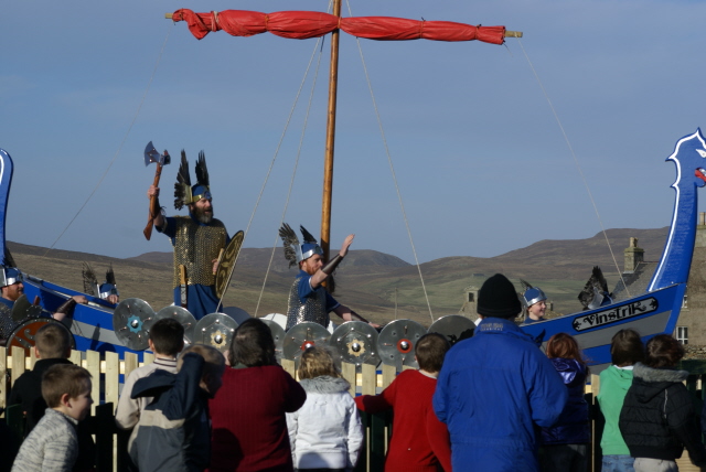 The schoolbairns greeting the Jarl and his Squad