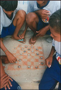 Estudantes do Peti improvisam brincando com tampas de garrafas
