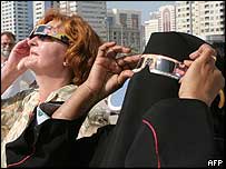 Dubai'de daha önceki bir tutulmayı izleyenler