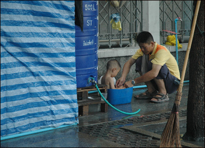 Một ông bố đang tắm cho con