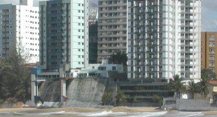 In that building, the tourist can take the lift to reach the sand.