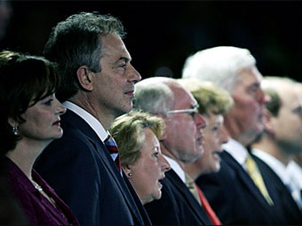 Roedd Prif Weinidog Prydain, Tony Blair, yn bresennol ar gyfer y seremoni gloi Gemau'r Gymanwlad