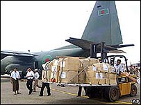Carregamentos de alimentos vindos de Bangladesh são descarregados no aeroporto internacional de Yangun