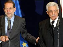 Mahmoud Abbas (dir.), com o chefe da política externa da União Européia, Javier Solana