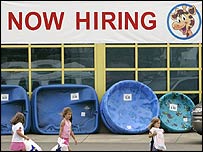 ABD'de eleman aranıyor ilanı veren bir oyuncak dükkanı