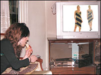 دختر ایرانی یک کانال مد را تماشا می کند ،عکس از راحله عسگر زاده