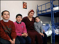 Uprchlíci ve sběrném středisku v Zastávce u Brna