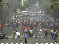 Manifestantes pró-Chávez em rua de Caracas