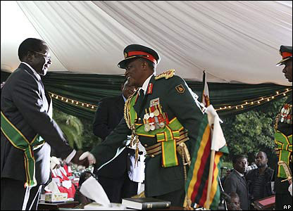 Tổng tư lệnh quân đội chúc mừng ông Robert Mugabe 